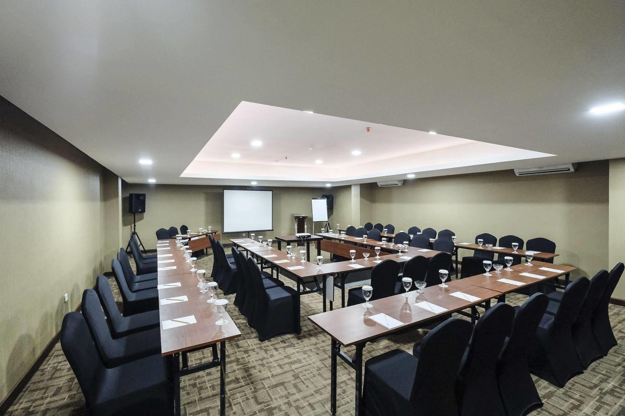 Lynn Hotel By Horison Yogyakarta Exterior foto